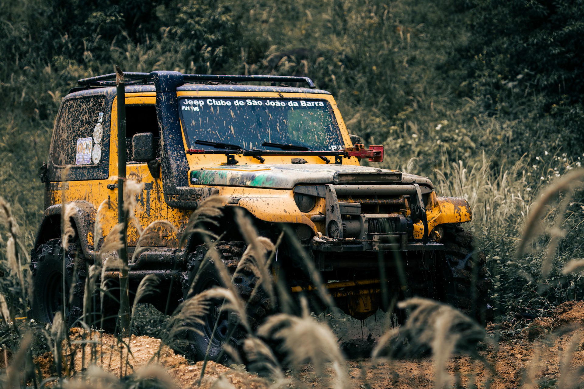 Offroad Truck navigiert felsiges Gelände im Steinbruch